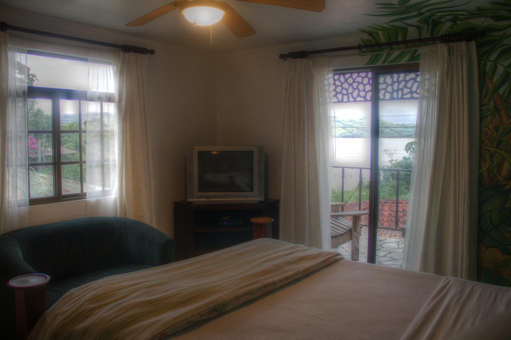 Gingerbread Restaurant & Hotel Nuevo Arenal Chambre photo